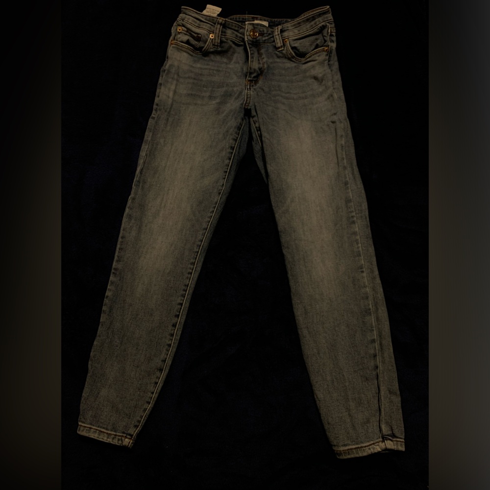 Women’s light washed skinny jeans… Size 26